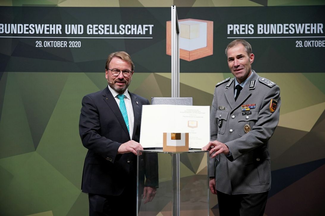 Oberst Dr. Stefan Gruhl und Oberbürgermeister Wolfgang Treis haben den Preis gemeinsam entgegengenommen.