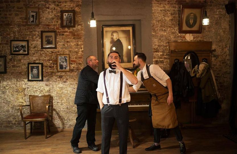 Gentlemen alter Schule: Die »Baderknechte«-Barbiere und Gastronom Ricardo Lambertz (hinten rechts).