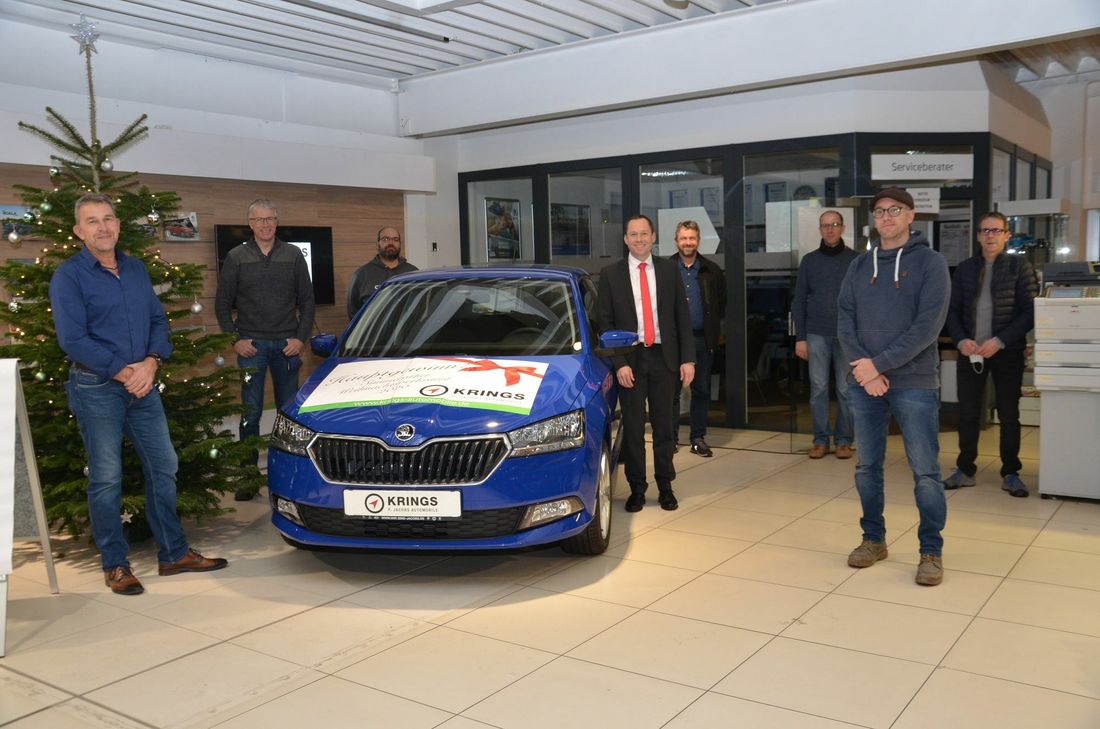 Vertreter des Gewerbevereins Simmerath und Stefan Nießen, Leiter des Autohauses Krings in Kesternich, zogen die Gewinnkombination »294 672«,die einen Skoda Fabia Cool Plus« wert ist. Foto: T .Förster