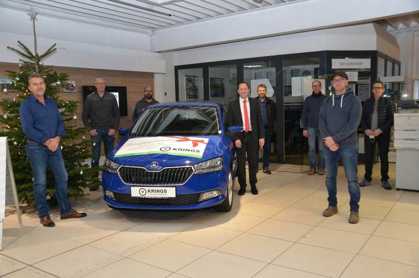 Vertreter des Gewerbevereins Simmerath und Stefan Nießen, Leiter des Autohauses Krings in Kesternich, zogen die Gewinnkombination »294 672«,die einen Skoda Fabia Cool Plus« wert ist. Foto: T .Förster