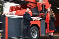 Gerolsteins Wehrführer Andreas Reichertz (v.l.) nahm die Spende des Adventsmenschen e.V.  von Sylvia Pitzen entgegen. Foto: Woltmann