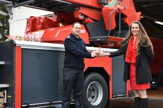 Gerolsteins Wehrführer Andreas Reichertz (v.l.) nahm die Spende des Adventsmenschen e.V.  von Sylvia Pitzen entgegen. Foto: Woltmann