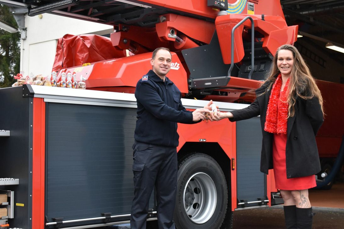 Gerolsteins Wehrführer Andreas Reichertz (v.l.) nahm die Spende des Adventsmenschen e.V.  von Sylvia Pitzen entgegen. Foto: Woltmann