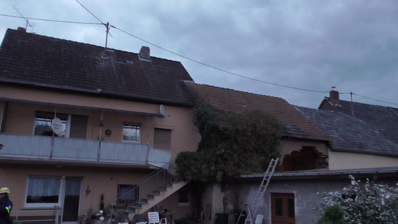 Das beschädigte Gebäude in Kinderbeuren. Inzwischen konnte die Bewohnerin wieder zurück in ihre Wohnung. Foto: Agentur Siko