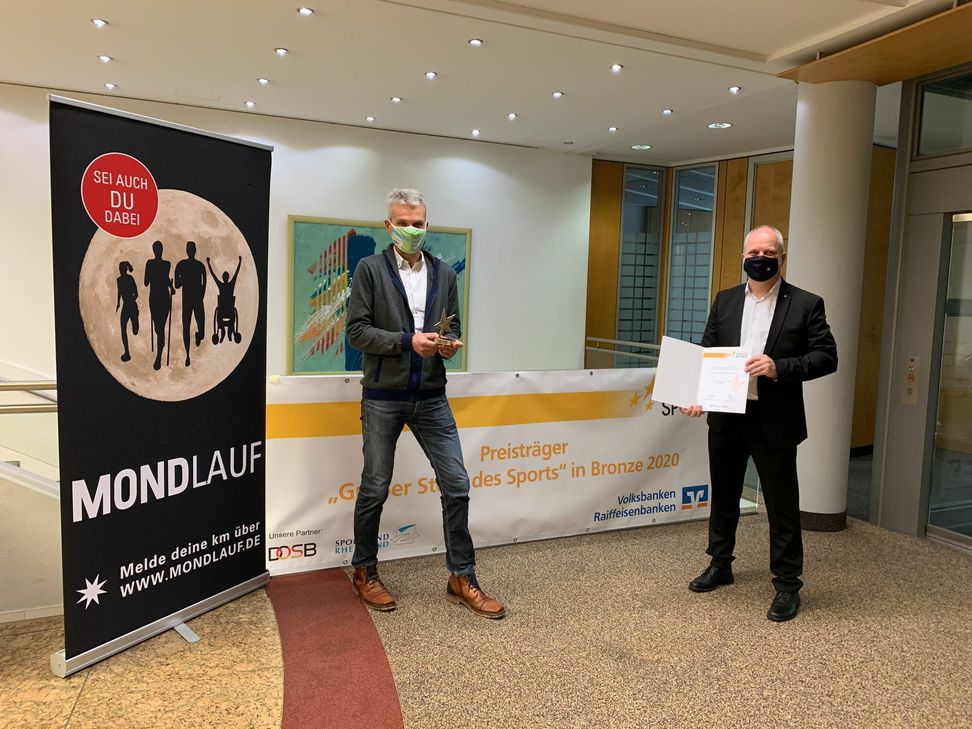 Peter Raueiser (links) vom Cochemer Lauftreff erhielt den "Stern des Sports" in Bronze von Gerhard Knauf von der Volksbank Cochem.