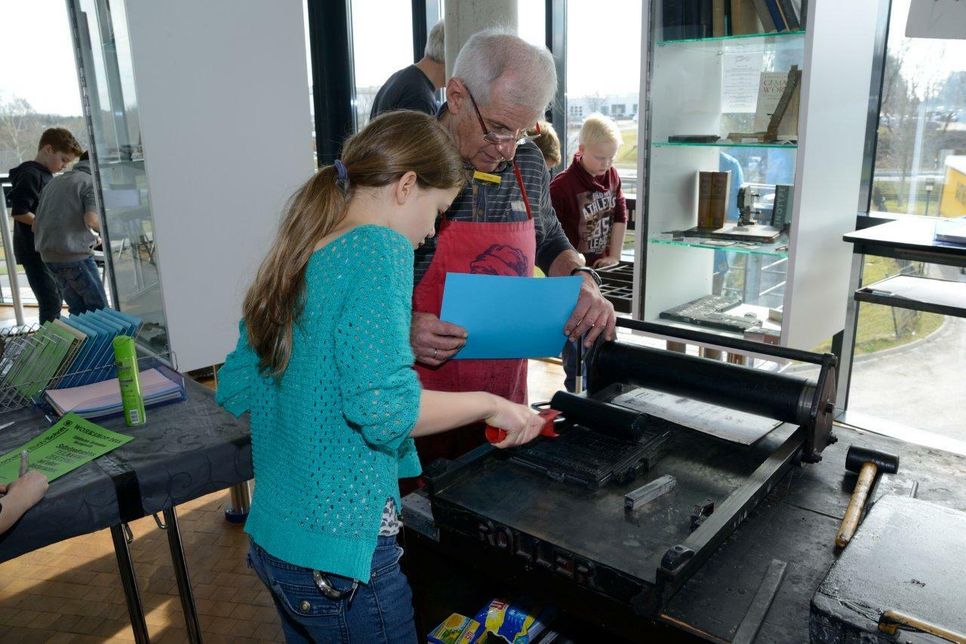 Im Druckereimuseum Weiss in Imgenbroich können die Besucher etwa selbst als Magier der schwarzen Kunst tätig werden und an historischen Druckmaschinen unter anderem eine persönliche Urkunde anfertigen.