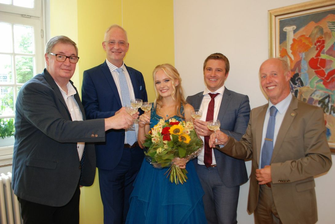 "Ohne Sponsoren geht es nicht", sagt Peter Terges. Empfang im Rathaus (v.l.): Franz Kick, Wolfram Leibe, Leonie (I.) Zeimet, Protektor Johannes Kemmer (Volksbank Trier)und Peter Terges. Foto: Kreller