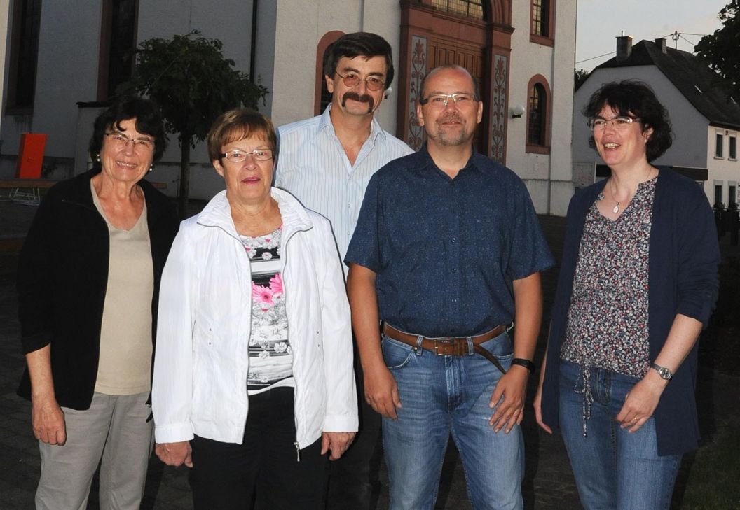 Keller Katholiken beziehen Position. Im Bild (v.l.) Lilli Lauer, Helene Stiglmeier, Volker Hauschild, Pfarrgemeinderatsvorsitzender Dirk Steuer und Gertrud Becker. Foto: Schmieder