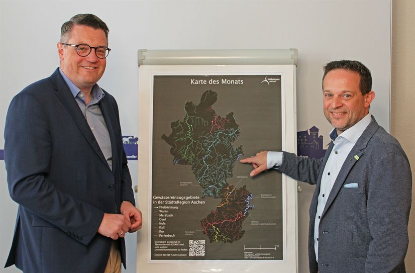 Städteregionsrat Dr. Tim Grüttemeier (li.) gratuliert Sander Lutterbach zu seiner neuen Funktion. Der derzeitige Leiter des Immobilienmanagements der StädteRegion Aachen soll künftig als »Koordinator Hochwasserrisiko-Management« geeignete Strukturen schaffen, um präventiv für künftige Hochwasser- und Starkregenereignisse gewappnet zu sein.