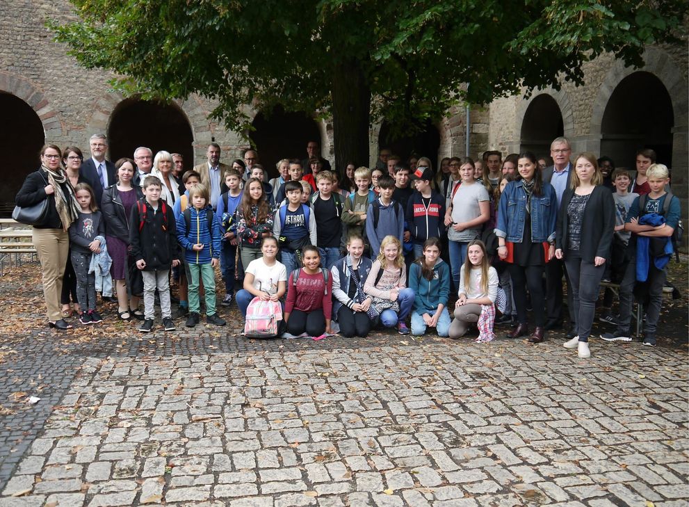 Zahlreiche Teilnehmer bei der Eröffnung des bundesweiten Gedichtwettbewerbs »lyrix«. Im Anschluss begaben sich die Schüler in die Schreibwerkstätten.