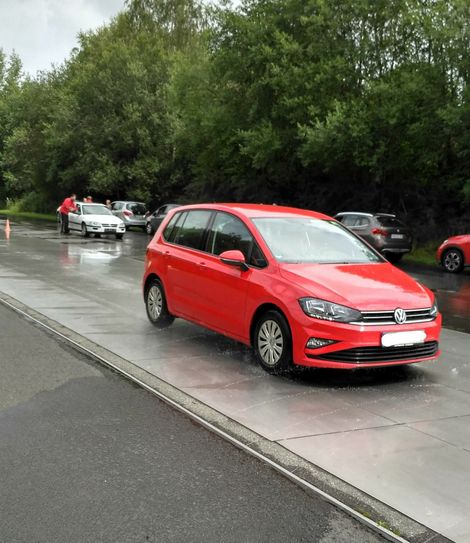 Zum Fahrsicherheitstraining für Senioiren gehört auch der Bremsversuch bei der Glatteis-Simulation auf einer Edelstahlplatte. (Foto: Kreisverkehrswacht Rhein-Hunsrück)