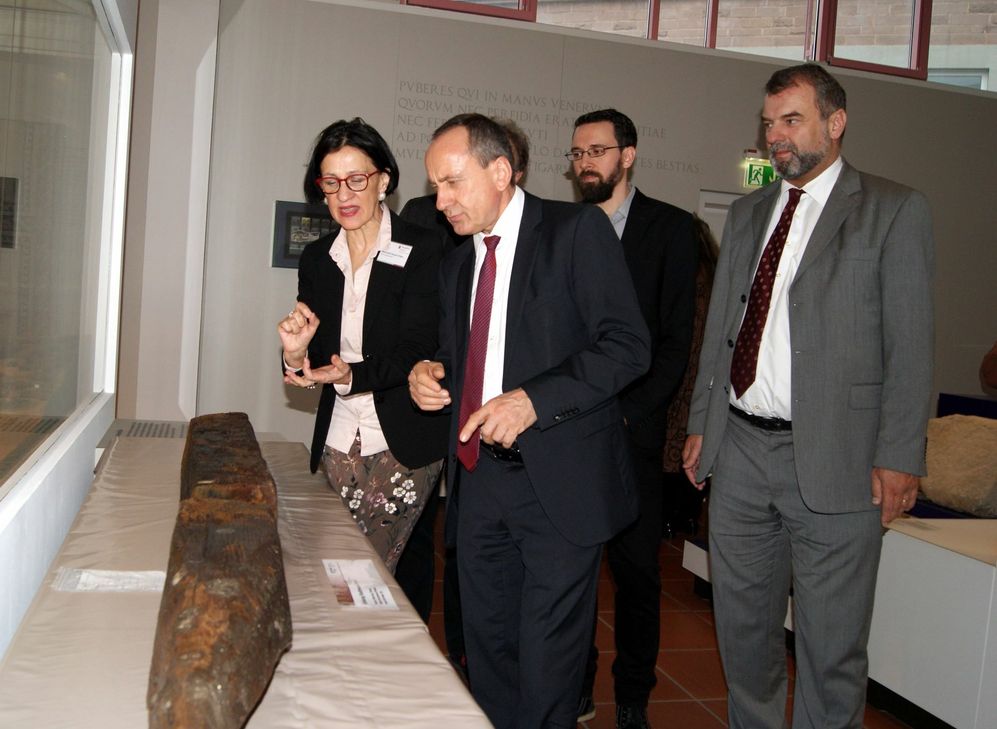 Mechthild Neyses-Eiden erläutert Kulturminister Prof. Dr. Konrad Wolf das Verfahren der dendrochronologischen Analyse. Rechts daneben Christoph Lindner (LMU) und Dr. Marcus Reuter, Direktor des RLM.