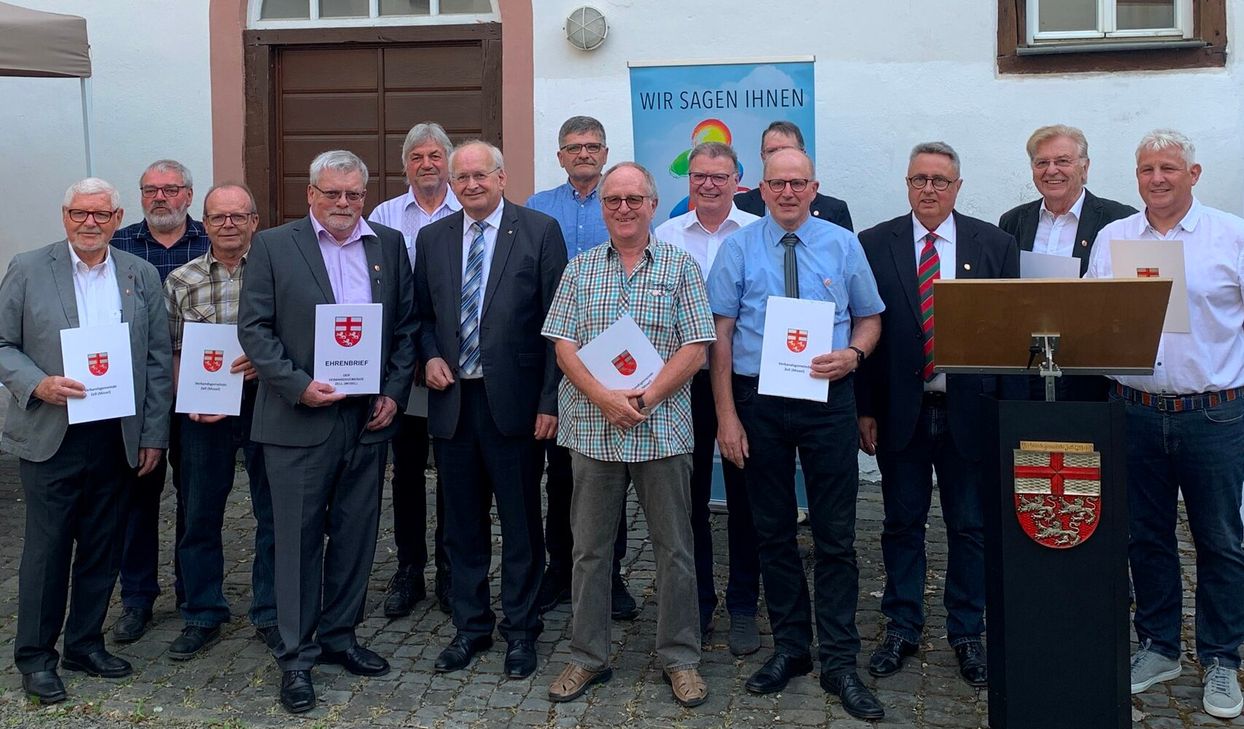 Jakob Bertgen (4. v. l.) bekam den Ehrenbrief der VG Zell verliehen. Darüber hinaus wurden zwölf weitere Kommunalpolitiker nit der Goldenen Ehrennadel der VG Zell ausgezeichnet.                                                                                                                        Foto: VG Zell