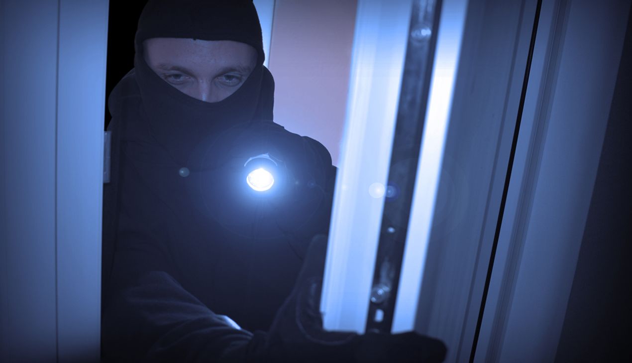 Die Täter entwendeten Werkzeug und Arbeitsgeräte im Wert von mehreren Tausend Euro.