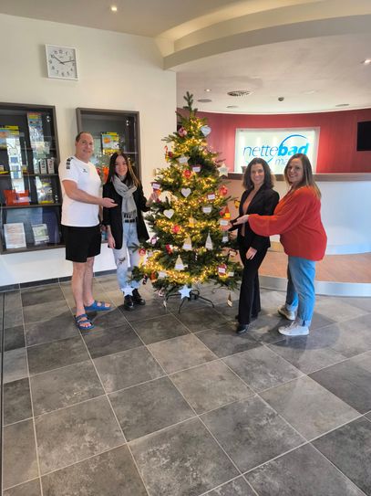 V.l.: Martin Hilger (Fachangestellter für Bäderbetriebe), Marie Gondert (Marketingassistentin Stadtwerke Mayen GmbH), Samar Spormann (Geschäftsführerin der Stadtwerke Mayen GmbH) und Susanne Breitbach (Caritasverband Rhein-Mosel-Ahr e. V.) am Wunschbaum.