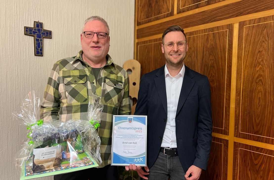 Martin Berners (rechts) überreichte Arnd van Koll den Ehrenamtspreis der Gemeinde Hellenthal.