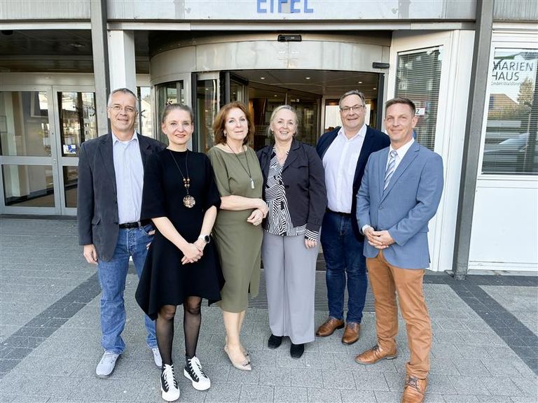 V.l.: Ärztlicher Direktor Dr. Thomas Koch, Kaufmännische Direktorin Marie-Luise Kießig, Chefärztin Dr. Vera Maria Stelte, Pflegedirektorin Bianca Nonweiler, Krankenhausoberer Alexander Eberl-Loof, Dr. Mirko Bleidistel.