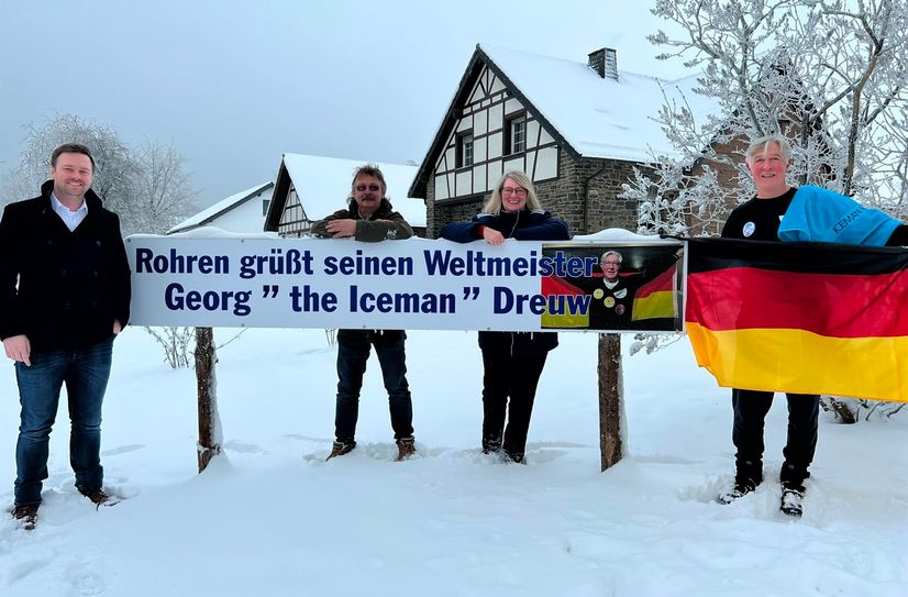 Das ganze Dorf feiert die tolle Leistung von Georg Dreuw bei der Weltmeisterschaft im Eisschwimmen. Freunde und Nachbarn organisierten ein Banner für den Rohrener Ausnahmesportler. Ortsvorsteher Maik Gabbert (l.) sowie Sponsor und Freund Manfred Peters (Nextec) gratulierten Georg Dreuw und seiner Ehefrau Astrid.