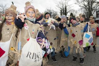 Der größte Kinderzug im Kreis Euskirchen findet bereits an Weiberdonnertag, 8. Februar, in Kommern statt. Bei der 21. Auflage ziehen ab 9 Uhr rund 1000 Pänz durch die historischen Gassen und eröffnen damit auch gleichzeitg den Straßenkarneval der Session 2023/24 im Altkreis Schleiden.