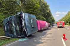 Wie die Polizei berichtet, ist aus bislang ungeklärten Gründen ein Betonmischer- LKW rechts von der Fahrbahn abgekommen und im Straßengraben umgestürzt. In der Folge flossen große Mengen Beton aus und liegen auf die Fahrbahn.
