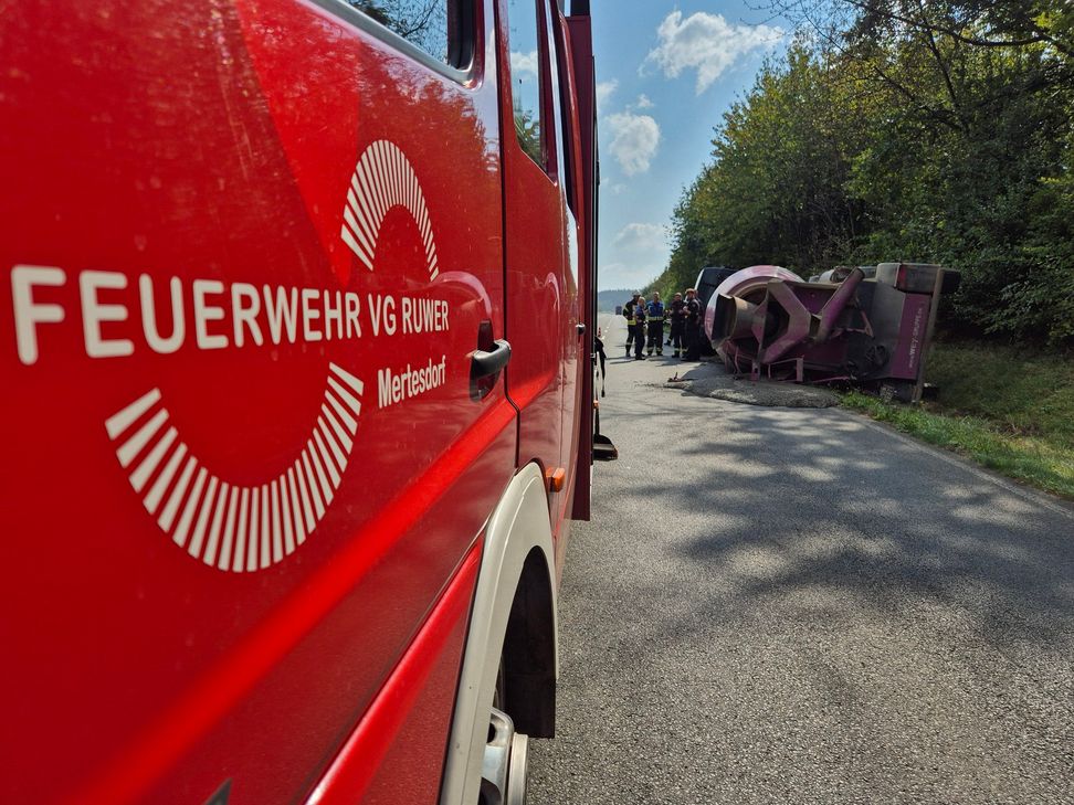 Die Feuerwehr rückte an und sicherte die Unfallstelle ab. Zudem wurde der Brandschutz sichergestellt und auslaufende Betriebsstoffe aufgenommen. Die zweispurige Fahrbahn in Richtung Hermeskeil wurde für den Verkehr gesperrt. Die Verkehrsteilnehmer konnten über die Gegenspur im Wechseln an der Unfallstelle vorbeifahren.