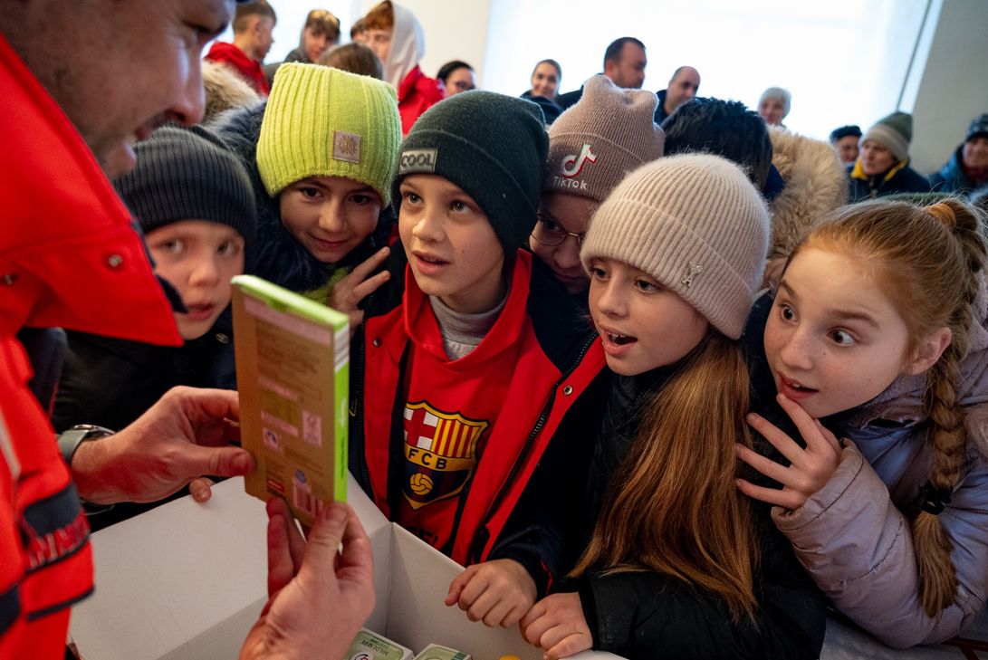 : Kinderaugen leuchten beim Anblick der Weihnachtstrucker-Schokolade in der Republik Moldau, einem Nachbarland der kriegsgebeutelten Ukraine.