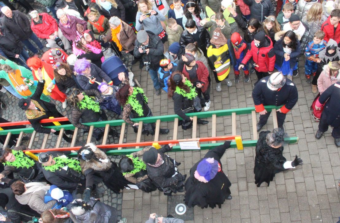 Die Möhnen rüsten zum Sturm auf das Rathaus.