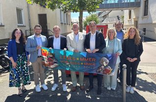 Von links: Julia Podlinski & Marcell Heinsch (Volksbank Trier Eifel), Jürgen Guckeisen (Sparkasse Trier), Manfred Orth (Lions Club Saarburg), Bürgermeister Guido Wacht, Bibliotheksleisterin Elisabeth Kurzmann, Ivan Racic (Nikolaus-Koch-Stiftung) und Iris Molter Abel (Beigeordnete des Landkreises, Stiftung Zukunft in Trier-Saarburg) beim Startschuss des diesjährigen Lese- und Vorlesesommers.