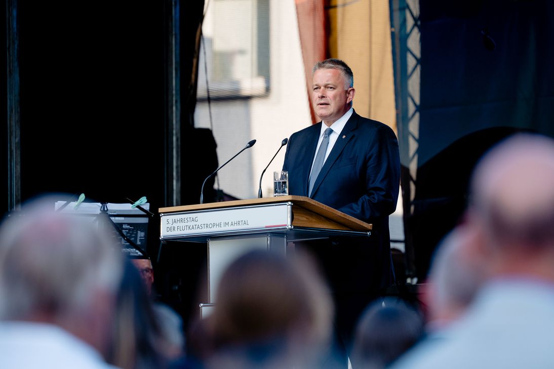 Sprach aus, was viele seit Jahren fordern: Ministerpräsident Gordon Schnieder (CDU) entschuldigte sich im Namen des Landes Rheinland-Pfalz bei den Betroffenen. »Der Staat hat in dieser Nacht versagt.«