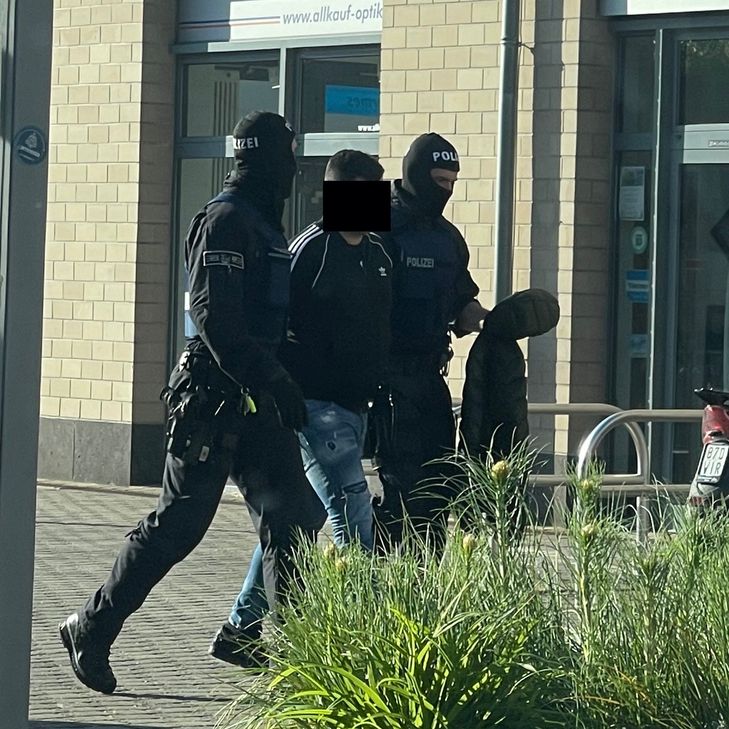 Spezialkräfte der Polizei führen am 3. Mai einen der Verdächtigen aus Mayen ab. Zuvor wurden zahlreiche Wohnungen und Betriebe durchsucht. Insgesamt sieben Tatverdächtige die in Mayen arbeiteten, sitzen weiterhin in Untersuchungshaft.