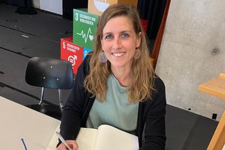 Zwei Jahre ist Dr. Carmen Krämer Bürgermeisterin der Stadt Monschau. Die Vielfalt ihrer Arbeit als Repräsentantin und Verwaltungschefin bereitet ihr große Freude: Politische Diskussionen oder Hürden aus Düsseldorf und Berlin haben ihrer Leidenschaft für das Amt nichts anhaben können.