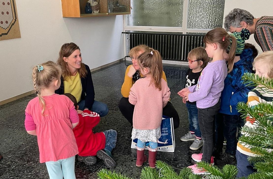 Zwei Jahre ist Dr. Carmen Krämer Bürgermeisterin der Stadt Monschau. Die Vielfalt ihrer Arbeit als Repräsentantin und Verwaltungschefin bereitet ihr große Freude: Politische Diskussionen oder Hürden aus Düsseldorf und Berlin haben ihrer Leidenschaft für das Amt nichts anhaben können.