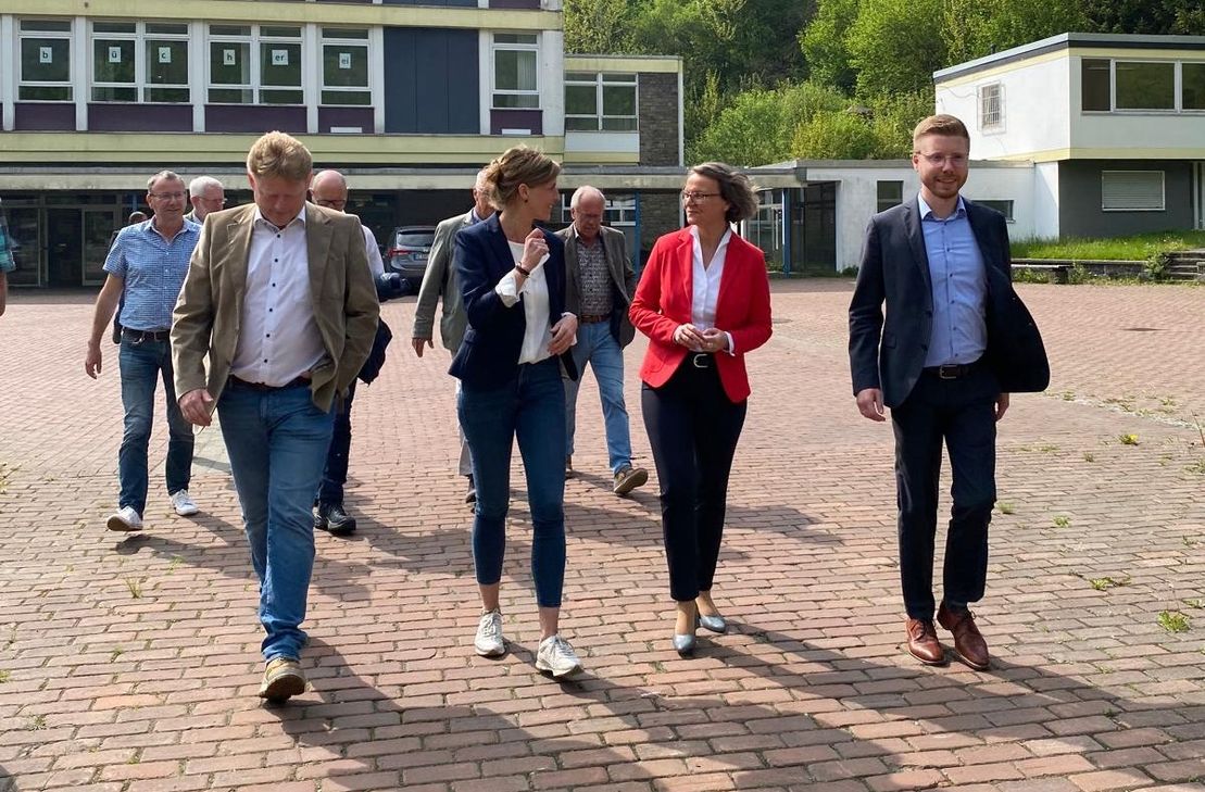 Zwei Jahre ist Dr. Carmen Krämer Bürgermeisterin der Stadt Monschau. Die Vielfalt ihrer Arbeit als Repräsentantin und Verwaltungschefin bereitet ihr große Freude: Politische Diskussionen oder Hürden aus Düsseldorf und Berlin haben ihrer Leidenschaft für das Amt nichts anhaben können.