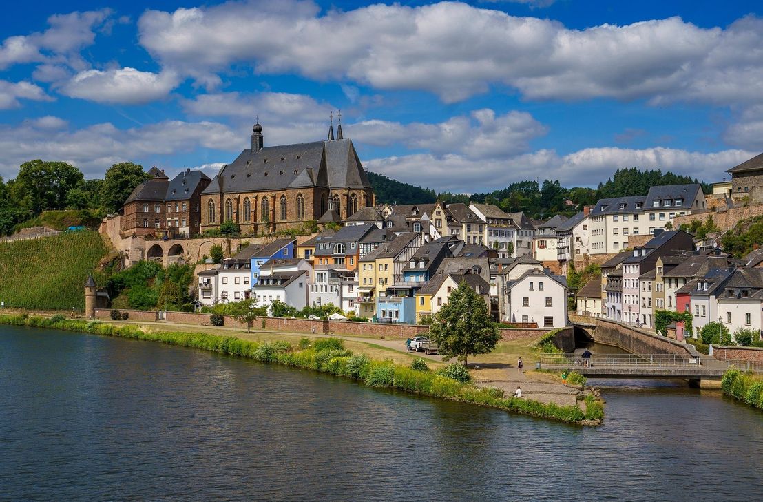 Saarburg ist eine Stadt im Landkreis Trier-Saarburg in Rheinland-Pfalz. Sie liegt im westlichen Teil des Naturparks Saar-Hunsrück am Ufer der Saar sowie an der Mündung des Leukbaches.