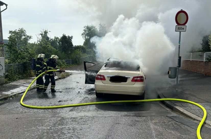 Als die Feuerwehr am Brandort eintraf, stand der vordere Teil des Taxis bereits lichterloh in Flammen.