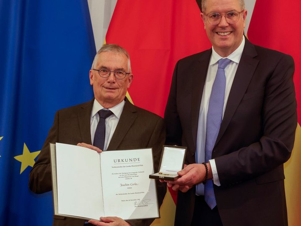 Joachim Gerke (links) erhält von Alexander Schweitzer, Ministerpräsident des Landes Rheinland-Pfalz, den Landesverdienstorden.