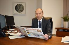 Seit knapp vier Jahren ist Volker Boch Landrat. In seinem Büro in der Kreisverwaltung greift er auch zum WochenSpiegel, um sich auf dem Laufenden zu halten.