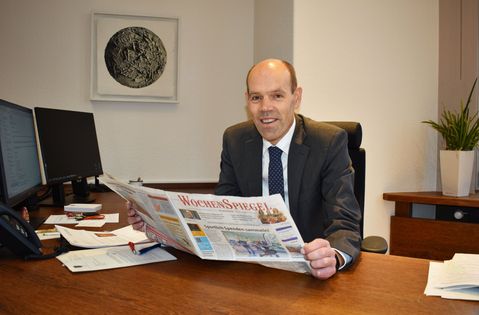 Seit knapp vier Jahren ist Volker Boch Landrat. In seinem Büro in der Kreisverwaltung greift er auch zum WochenSpiegel, um sich auf dem Laufenden zu halten.