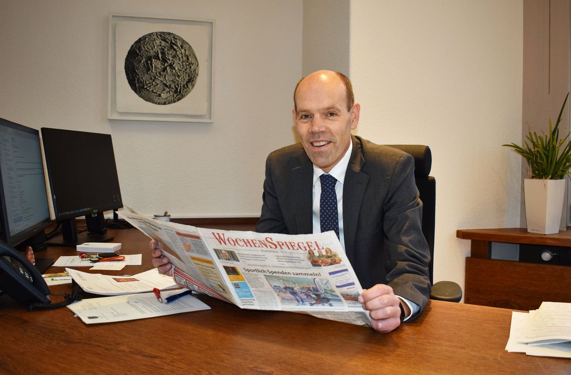 Seit knapp vier Jahren ist Volker Boch Landrat. In seinem Büro in der Kreisverwaltung greift er auch zum WochenSpiegel, um sich auf dem Laufenden zu halten.