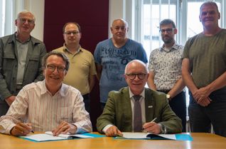 Im Beisein der zuständigen städtischen Projektbeauftragten sowie Vertretern der Freiwilligen Feuerwehr unterzeichneten Bürgermeister Jörg Haseneier und Alexander von Canal den Vertrag für die weiteren Planungsleistungen.