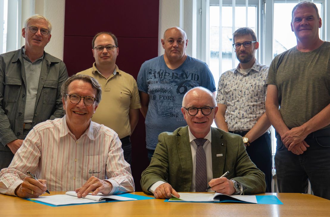 Im Beisein der zuständigen städtischen Projektbeauftragten sowie Vertretern der Freiwilligen Feuerwehr unterzeichneten Bürgermeister Jörg Haseneier und Alexander von Canal den Vertrag für die weiteren Planungsleistungen.