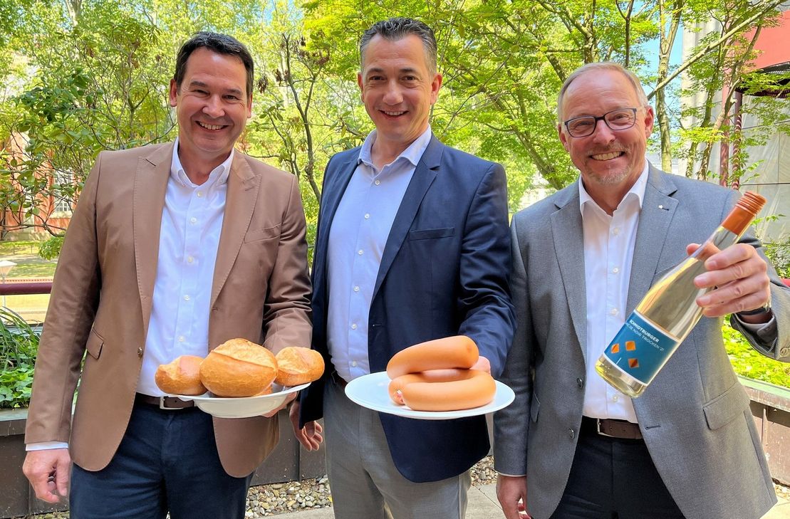 Der inoffizielle Jahrmarktsauftakt ist gesichert. Jörg Brendel, OB Emanuel Letz und Steffen Roßkopf freuen sich auf Weck, Worscht und Woi.