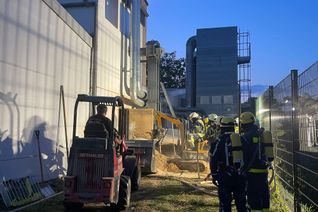 Großeinsatz der Feuerwehren und Hilfsorganisationen seit Stunden in Brauheck. Beim Premiumhersteller „Küchen Oster“ brennt es in einem Spänesilo.