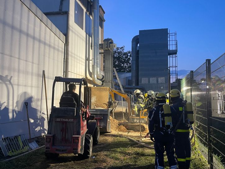 Großeinsatz der Feuerwehren und Hilfsorganisationen seit Stunden in Brauheck. Beim Premiumhersteller „Küchen Oster“ brennt es in einem Spänesilo.