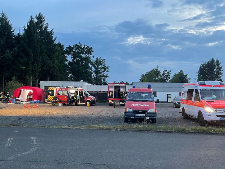 Großeinsatz der Feuerwehren und Hilfsorganisationen seit Stunden in Brauheck. Beim Premiumhersteller „Küchen Oster“ brennt es in einem Spänesilo.