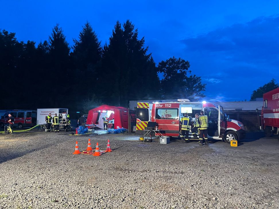 Großeinsatz der Feuerwehren und Hilfsorganisationen seit Stunden in Brauheck. Beim Premiumhersteller „Küchen Oster“ brennt es in einem Spänesilo.