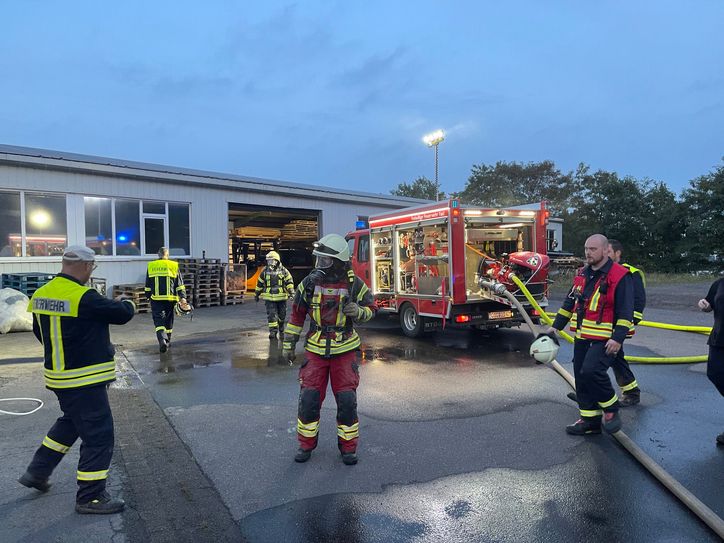 Großeinsatz der Feuerwehren und Hilfsorganisationen seit Stunden in Brauheck. Beim Premiumhersteller „Küchen Oster“ brennt es in einem Spänesilo.