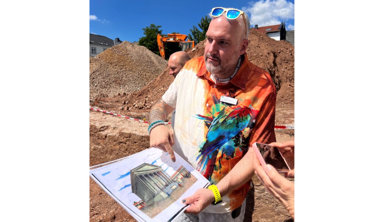 Architekt Sascha Hoffmann zeigt, wie der Tempel ausgesehen haben könnte (Rekostruktionszeichnungvon Lambert Dahm)