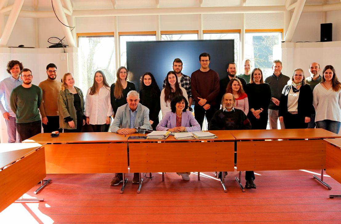 Die Vorsitzende des Kreisrechtsausschusses, Andrea Deges-Becker (vordere Reihe Mitte), mit den Beisitzern Hans-Georg Wagner (links) und Peter Kordts den Studierenden des Praxisprojekts.