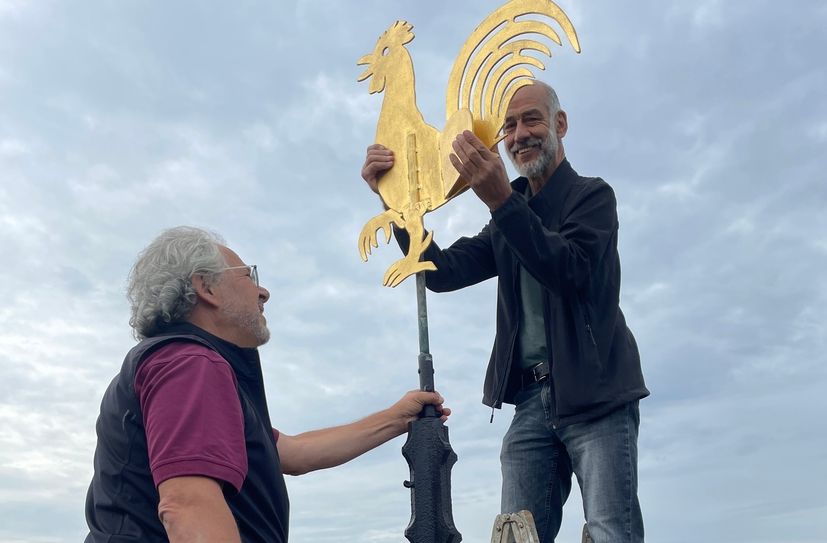 Architekt Thomas Staerk und Kirchenvorstand Gerhard Maaßen mit dem Goldenen Hahn auf dem Mützenicher Kirchturm.